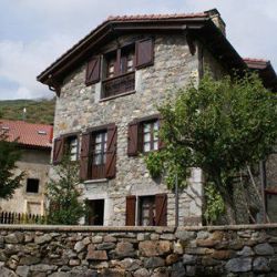 Salón acogedor en casa rural de león