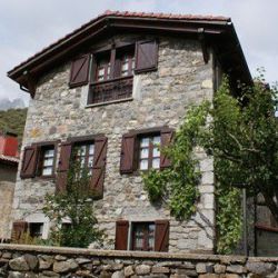 Dormitorio acogedor en casa rural de león