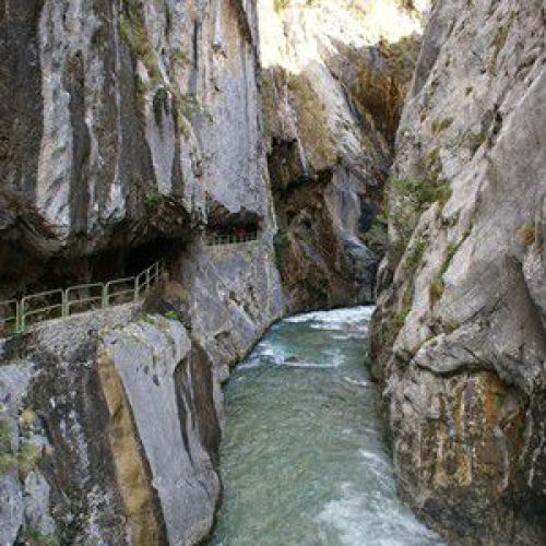Paisaje natural de los Picos de Europa para amantes del aire libre.