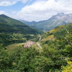 Entorno de montaña ideal para caminar y descubrir la naturaleza.