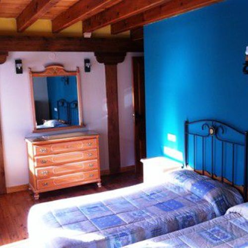 Casa rural con arquitectura de piedra y madera