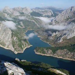 Paisaje de montaña para disfrutar de actividades al aire libre.