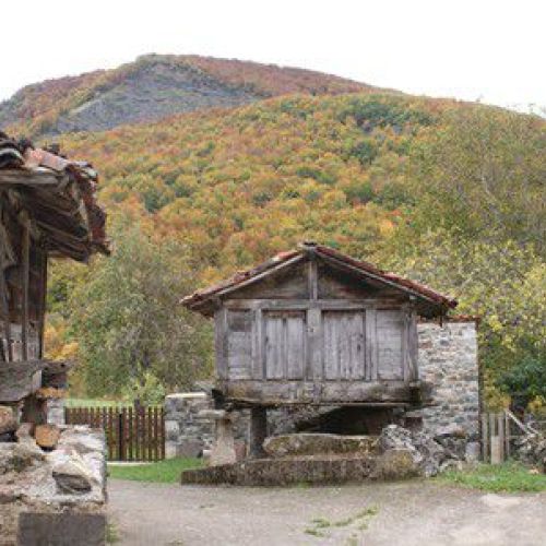 Turismo activo y paisajes naturales cerca de una casa rural en León.
